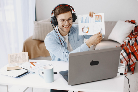 طالب يتعلم عبر الإنترنت